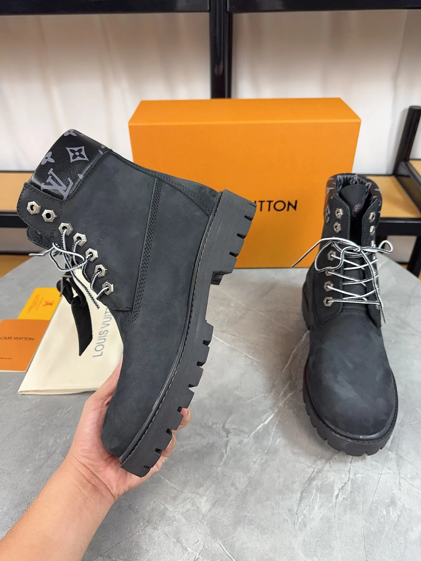 Couple model 💰700 ❤️Top version: Couple model LV x Timberland Timberland joint model Presbyopia Embossed Rhubarb boots Ankle boots Short boots LV x Timberland ankle boots are made of Monogram embossed waterproof nubuck cow leather, relying on the brand's exquisite craftsmanship to carefully reshape the classic Timberland 6-inch boot shape in Italy, and make an eye-catching appearance in 2024 created by Pharrell Williams with American workwear style Autumn and winter menswear show. Monogram embossed tongue, original Timberland laces and outsole are exquisite details, and the leather label expresses the cooperation logo. Exquisite packaging at the delivery counter🛍📦 ▪️Material: Original customized imported first-layer cowhide ▪️Inner lining: Original customized leather lining/mesh lining ▪️Outsole: Original molded anti-slip rubber material ▪️Sole thickness: 3.5CM ▪️Size: Women's 35-40 Men's 39-46